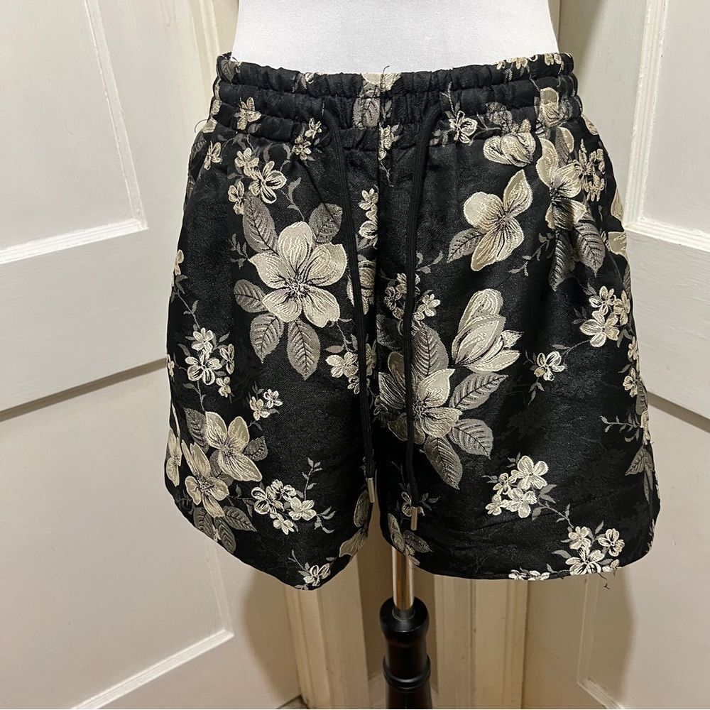 Nanhan Elegant Heavy Fabric Floral Black Women's Shorts size Medium